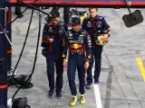 Sergio Pérez regresa al box de Red Bull después de salirse de la pista en la clasificación.