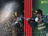 Alonso baña en champagne a Hamilton para celebrar su podio en Australia.