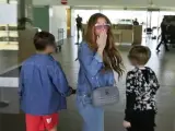 Shakira, en el aeropuerto junto a sus hijos.