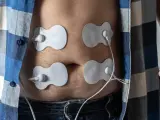 Hombre con electroestimulación en su abdomen