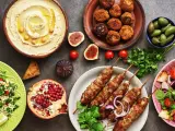 Mesa llena de comida árabe