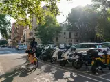 Plazas para motos en la calzada en Barcelona.