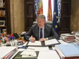 El jefe del Consell, Ximo Puig, firma el decreto de disolución de Les Corts.