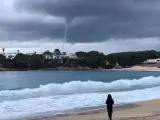 Una fuerte granizada ha caído este martes en la zona norte de Menorca por una tormenta que ha generado también un "cap de fibló" o manga marina que sido observada desde distintos puntos del litoral.