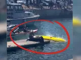 Esta pareja de kayakistas, de los que se desconoce la identidad, en su intento por ver de cerca al animal, acabaron volcando del kayak hasta caer al agua.