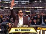 Bad Bunny, en la mesa de comentaristas en español durante WrestleMania.