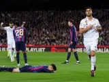 Marco Asensio señala el escudo del Real Madrid en su gol anulado al Barça.