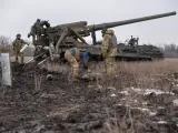 Militares ucranianos disparan en dirección a Bajmut.