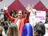 La líder de Más Madrid, Mónica García, aplaudida por Yolanda Díaz durante el acto de Sumar del domingo.