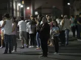 Personas esperan luego de desalojar sus viviendas al sonar la alerta sísmica debido a un sismo de 5.5 hoy, en la Ciudad de México (México)