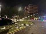 Un conductor ebrio estrella su coche contra el mástil de una rotonda en Algeciras.