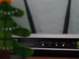 Imagen de un router encendido.