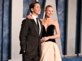 Justin Long y Kate Bosworth en los Vanity Fair Oscar Party Hosted 2023. .