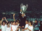 Silvio Berlusconi levanta la Champions lograda por el AC Milan en 1994.