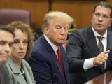 Donald Trump, sentado ante la corte de Nueva York.