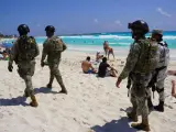 Soldados de la Marina y la Guardia Nacional patrullan una playa turística de Cancún, en el Estado de Quintana Roo.