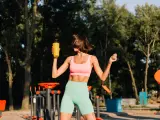 Una mujer practicando deporte.