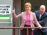 Nicola Sturgeon y su marido Peter Murrell durante una votación en 2022.