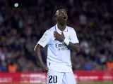 Vinícius celebra 'a lo Cristiano' su gol en el Camp Nou.