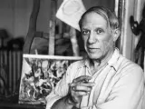 Pablo Picasso en su estudio de París, en 1920.