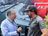 Jean Todt y Fernando Alonso conversan durante un Gran Premio en 2017.