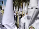 Imagen de una procesión en Sevilla este jueves.