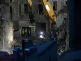 Personal de los servicios de emergencia iluminan con linternas los escombros de la calle Tivoli tras el derrumbe de un edificio en la calle, en Marsella.