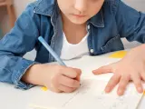 El idioma que aprendemos de niños puede influenciar el desarrollo cerebral.