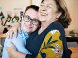 Un hombre adulto con síndrome de down abraza a su madre