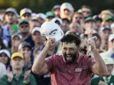 Jon Rahm, de España, celebra en el green 18 después de ganar el torneo de golf Masters en Augusta National Golf Club.