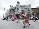 Bailarines del Real Conservatorio Profesional de Danza Mariemma desfilan por las calles del centro de Madrid, a 9 de febrero de 2023, en Madrid (España).