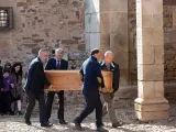 Cuatro hombres portan el ataúd en el entierro del escritor Fernando Sánchez Dragó.