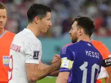 Lewandowski saluda a Messi durante su enfrentamiento en fase de grupos del Mundial de Qatar.