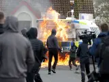 Unos jóvenes lanzan cócteles molotov contra un vehículo del PSNI antes de un desfile de republicanos disidentes en la zona de Creggan, en Londonderry, el Lunes de Pascua.