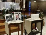 Un monumento en memoria de Joshua Barrick se muestra, a última hora del lunes, 10 de abril de 2023, en la Iglesia Católica de la Santísima Trinidad en Louisville, Kentucky.