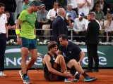 Zverev, lesionado ante Rafa en Roland Garros 2022.