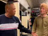 El cantante Ed Sheeran sorprendió a un artista callejero que cantaba sus canciones en el metro de Nueva York y le regala entradas para uno de sus conciertos.