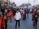 Ciudadanos somalíes protestan en las calles de Mogadiscio en contra del grupo yihadista Al Shabab.