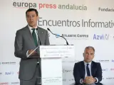 El presidente de la Junta de Andalucía, Juanma Moreno, durante la presentación del ponente y coordinador del PP en España, Elías Bendodo.