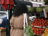 Una compradora cree salvar el planeta comprando verdura y portando una tote bag.
