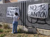 Vecinos de Montecarmelo pidiendo la reubicación del cantón de limpieza.