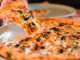 Las pizzas en Italia suelen prepararse con pocos ingredientes y la masa fina.