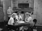 Unas jóvenes juegan al Scrabble en 1950.