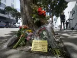 Flores en un árbol frente al edificio donde un ejecutivo de tecnología fue fatalmente apuñalado en San Francisco, el jueves 6 de abril de 2023.