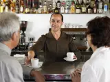 Dos clientes y un camarero en un bar de Alicante.
