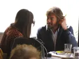 Elena Hormigos y Santiago Pedraz conversan en un restaurante de Madrid.