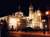 Catedral de la Almudena, Madrid, de noche.