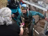 Momento de la salida de la alpinista española de la cueva en la que ha estado 500 días.