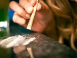 Una mujer joven esnifa cocaína