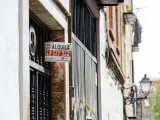 Imagen de archivo de un portal en Madrid con un cartel de 'se alquila'.